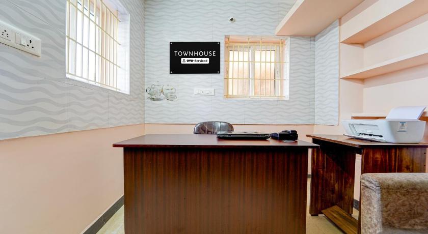 Super Townhouse Saibaba Colony Bus Terminal Formerly S M Residency - image 3