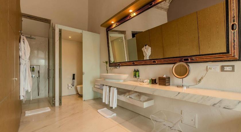 รูปของห้องโคโลเนียลสวีท (Colonial Suite) 13