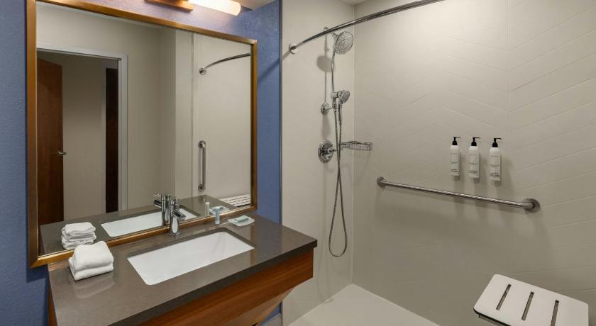 Image of Queen Room with Two Queen Beds and Roll-In Shower - Mobility Accessible 1