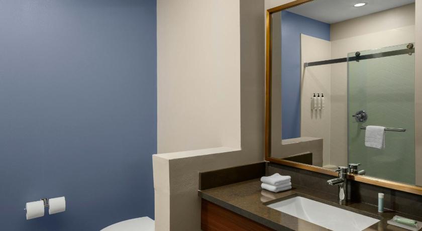 Image of Queen Room with Two Queen Beds and Roll-In Shower - Mobility Accessible 2