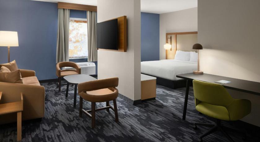 Image of King Suite with Sofa Bed and Bath Tub - Mobility Accessible 3