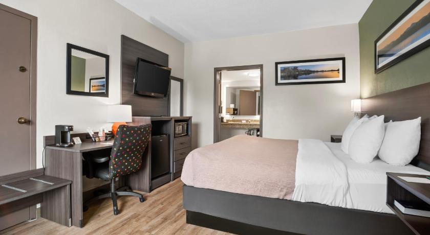 1 King Bed, Nonsmoking, Accessible attēls 6