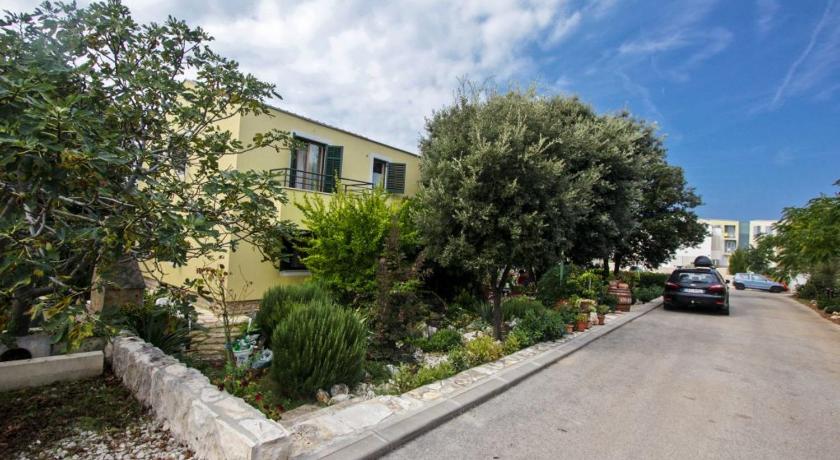Best Price On Apartments Irena Punta Skala In Donje Petrcane Reviews