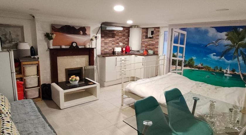 Self-Contained Basement Studio Apartment in Stockport Free parking Direct Bus Links to Manchester Ai