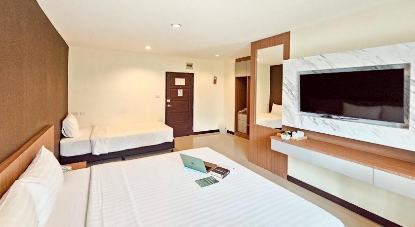 Image of Superior Triple Room 6