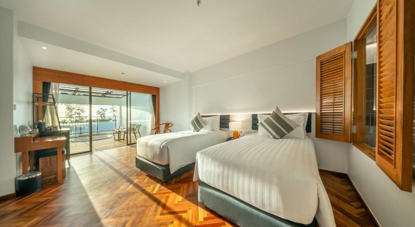 Image of Deluxe Jacuzzi 1
