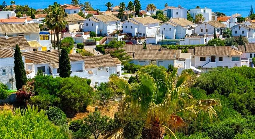 Luna del Faro -Ocean views and Pools by Budha Apartments