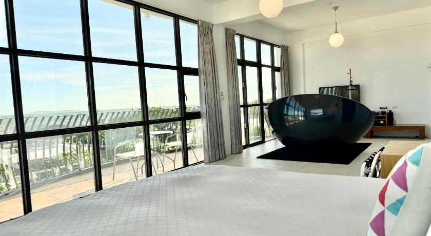 Image of Deluxe 0