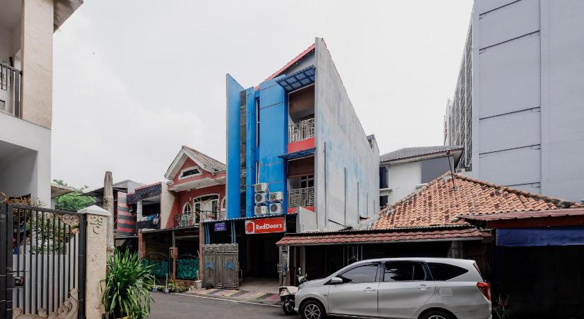 RedDoorz near Palmerah Station – Jakarta, NY