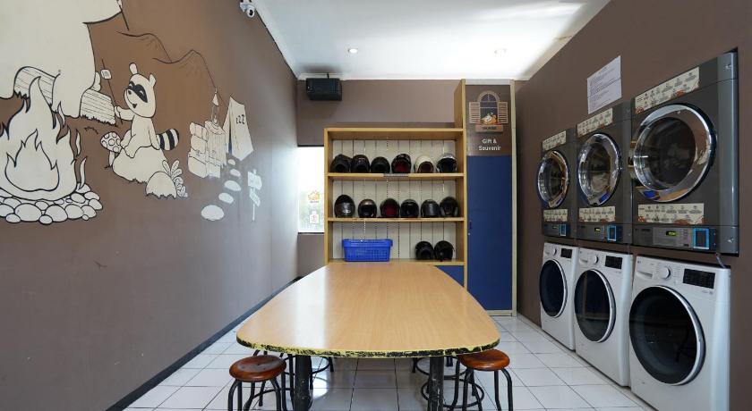 RedDoorz Hostel near Malang Train Station 3 - image 10