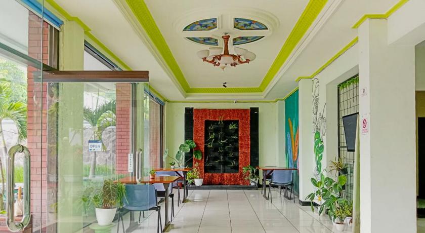 Urbanview Hotel Grand Palem near Alun Alun Batu - image 5