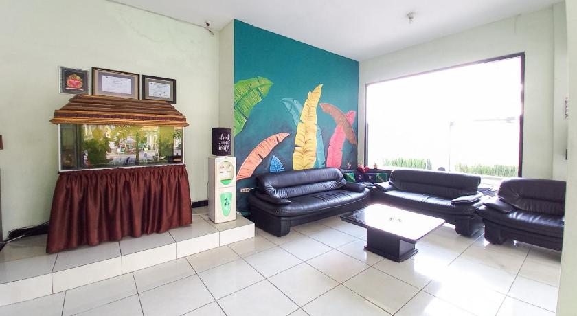 Urbanview Hotel Grand Palem near Alun Alun Batu - image 13