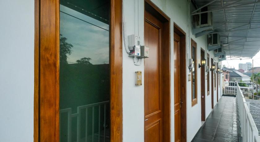 RedDoorz Near Simpang Lima Semarang - image 4
