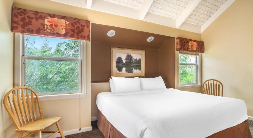 Image of Two-Bedroom Cottage 3