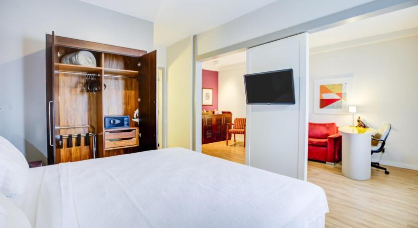 Image of 1 Queen Bed, Suite, Nonsmoking, Upgrade 0
