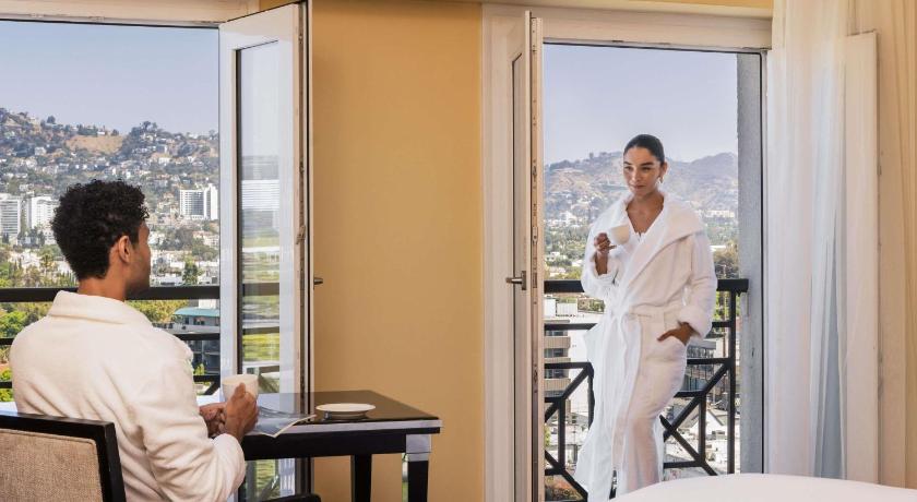 Image of Hollywood Hills View King 1