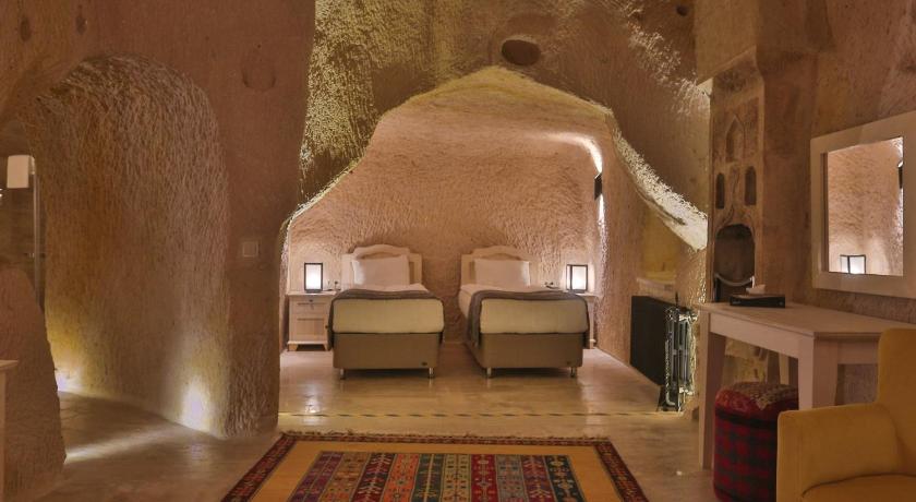 Acropolis Cave Suite - image 2