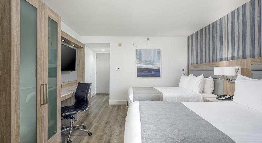 Image of Standard Queen Room with Two Queen Beds and Island View 1