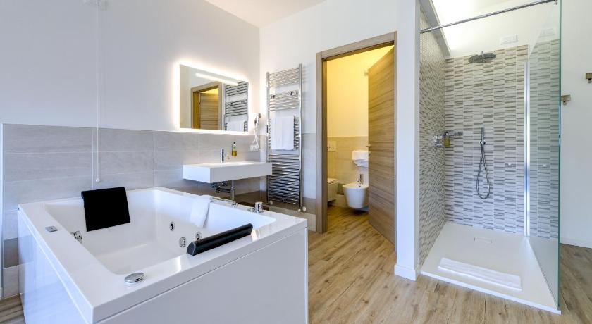 Image of Junior Suite with Spa Bath 6