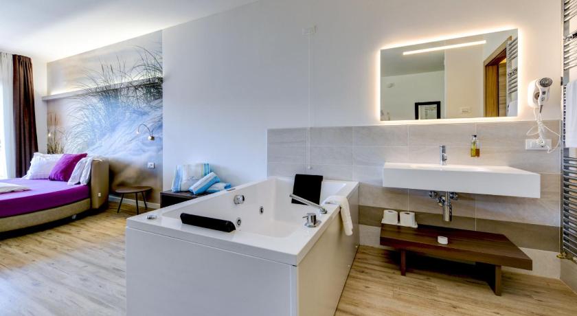 Image of Junior Suite with Spa Bath 3