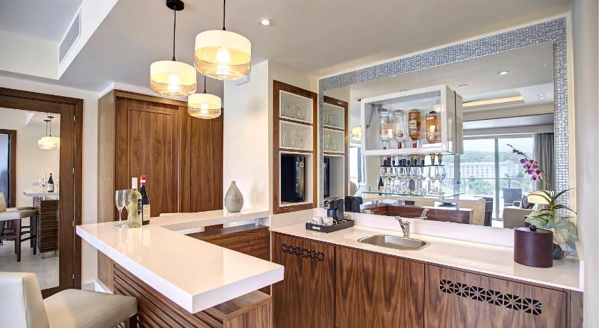 Imagine din Luxury Presidential One Bedroom swim out Diamond Club 1