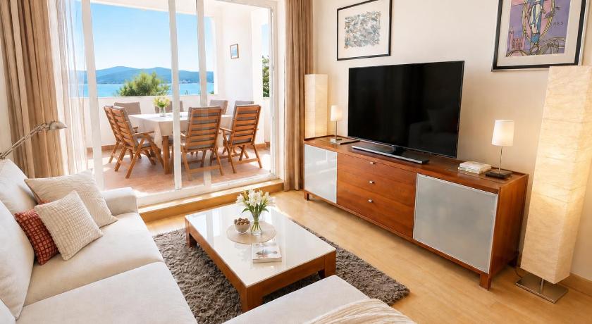 Selce Beachfront Apartment with Sea View, Terrace & Parking