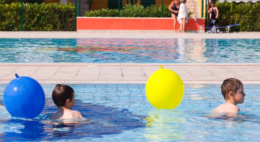 two children are playing in a pool of water, Kinder-Hotel Villaggio dei Fiori in Caorle