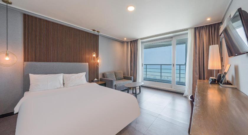 Image of Deluxe Double Ocean 1
