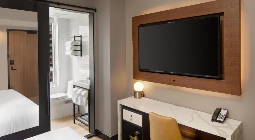 Zdjęcie: Pokój z łóżkiem typu queen-size i prysznicem przystosowanym dla osób niepełnosprawnych (Queen Room with Mobility Accessible Shower) 3