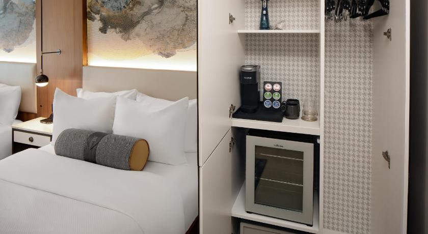 Zdjęcie: Pokój z łóżkiem typu queen-size i prysznicem przystosowanym dla osób niepełnosprawnych (Queen Room with Mobility Accessible Shower) 4