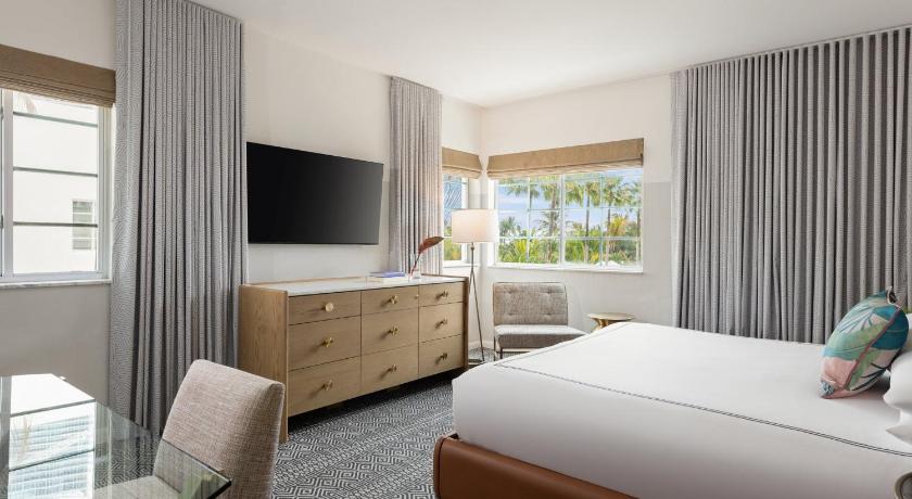 Immagine di 1 King Premium Oceanfront 0