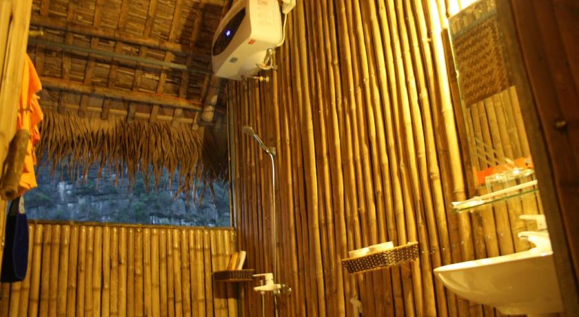 a bathroom with a toilet and a sink, Ninh Binh Valley Homestay in Ninh Bình