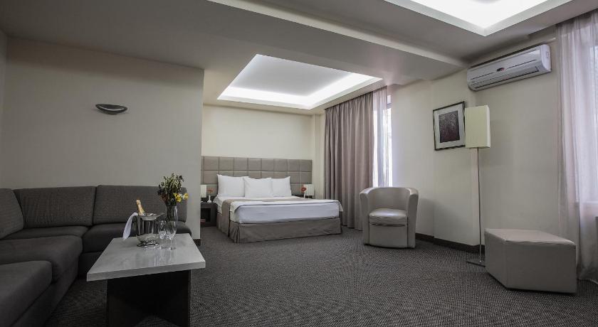 Image of Deluxe Family Room 3
