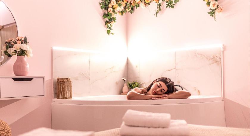 사진: Almond Jacuzzi Suites - Private Indoor Jacuzzi - Self Check-In - Free & Easy Street Parking - Agoda 할인 예약