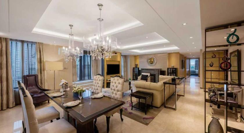 Image of Three-Bedroom Suite with Dining Area and Kitchen 4