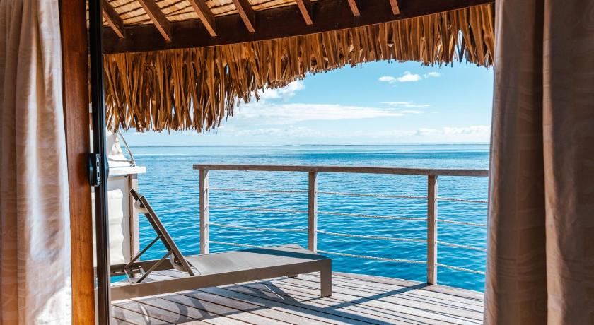 Изображение на Премиум бунгало над вода (Premium Overwater Bungalow) 1