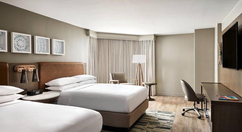 Queen Room with Two Queen Beds and Roll-in Shower - Mobility and Hearing Accessible fotója 0