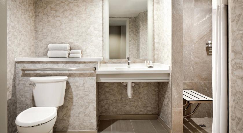 King Room with Roll-in Shower - Mobility and Hearing Accessible fotója 2