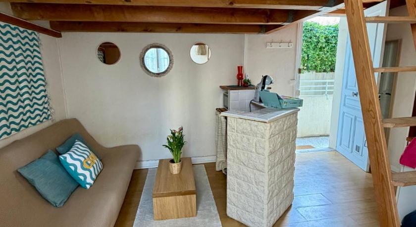 Studio climatisé avec mezzanine à 300 m de la plage
