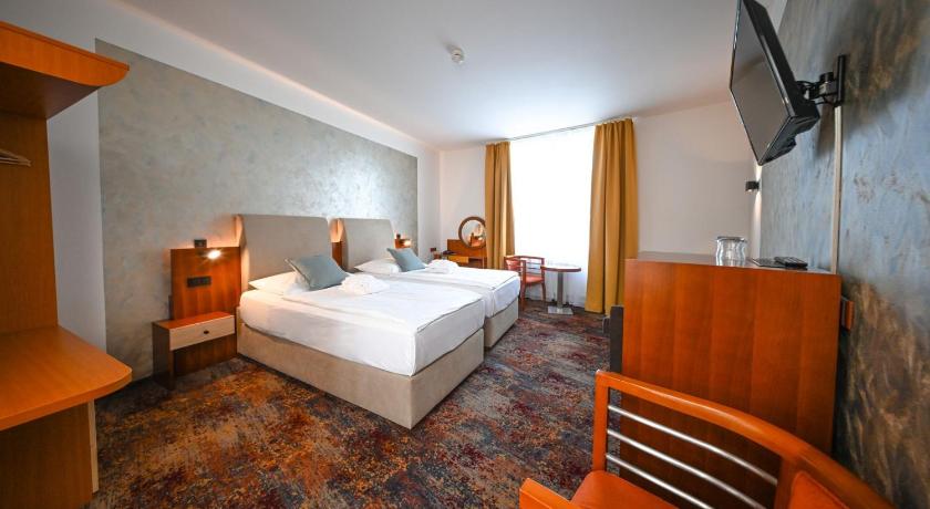 รูปของห้องมาตรฐานเตียงใหญ่หรือเตียงแฝด (Standard Double or Twin Room) 1