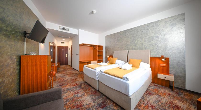 รูปของห้องมาตรฐานเตียงใหญ่หรือเตียงแฝด (Standard Double or Twin Room) 0