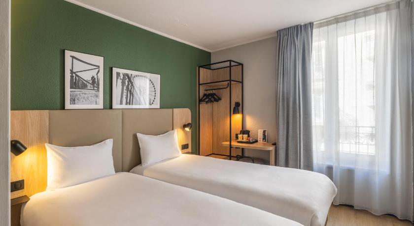 Image of 2 Standard Room Connecting - 1 Queen Bed 2 Single Beds 1