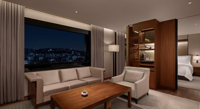 Image of Corner Suite Room - Indoor Pool Access Only 1