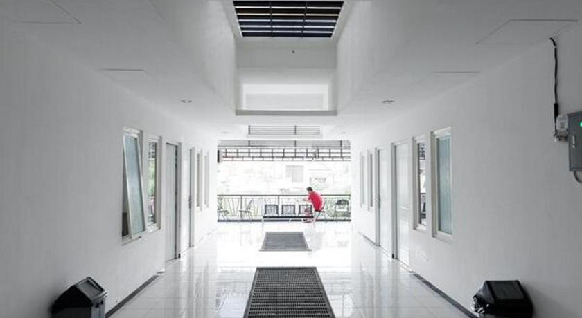 RedDoorz near Plaza Simpang Lima - image 4