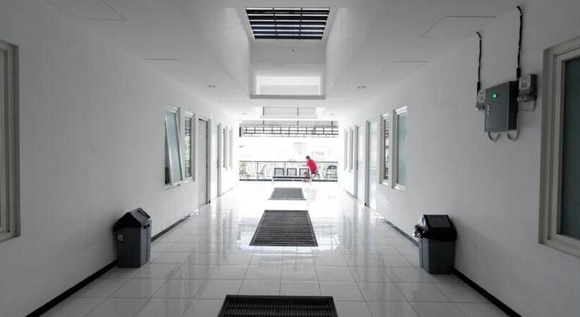 RedDoorz near Plaza Simpang Lima - image 7