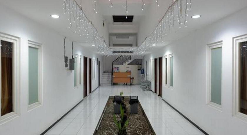 RedDoorz near Plaza Simpang Lima - image 5