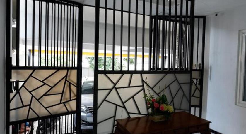 RedDoorz near Plaza Simpang Lima - image 11