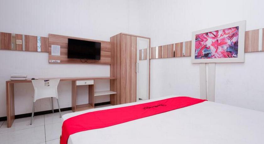 RedDoorz near Plaza Simpang Lima - image 29