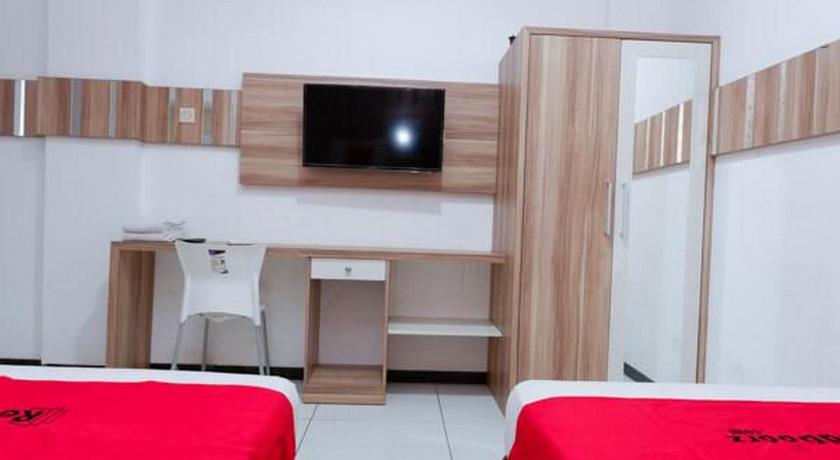RedDoorz near Plaza Simpang Lima - image 27