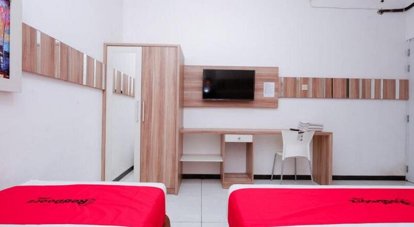 RedDoorz near Plaza Simpang Lima - image 24